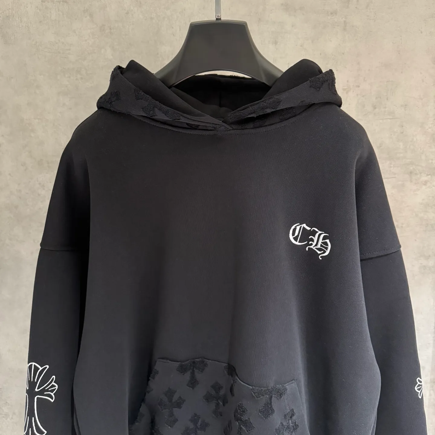 🅿️390 [Strict quality control] CH Croixin's new long-sleeved hooded sweatshirt. The fabric is made of heavy 480g double yarn fabric. The whole garment is washed. The front and rear panels are laser-burned. The ready-to-wear wash is loose. The fabric is stiff and stylish. It does not deform or shrink. Color: black, white, floral gray. Size: M-2xl